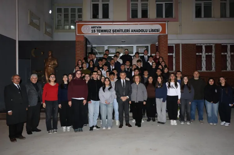 Artvin Valisi Ergün, lise öğrencileriyle iftarda buluştu