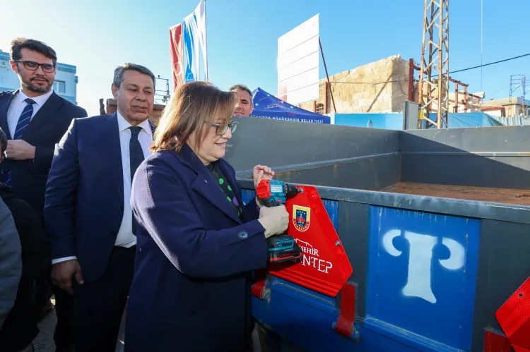 Gaziantep’te “Reflektör Tak, Görünür Ol” projesinde ilk dağıtım gerçekleştirildi