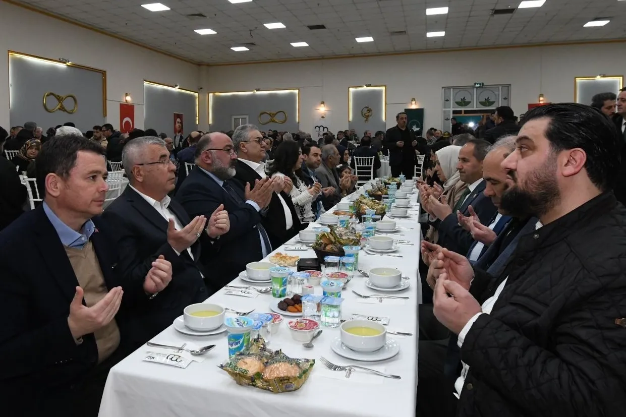  Bursa Emek’te gönüller aynı iftar sofrasında buluştu