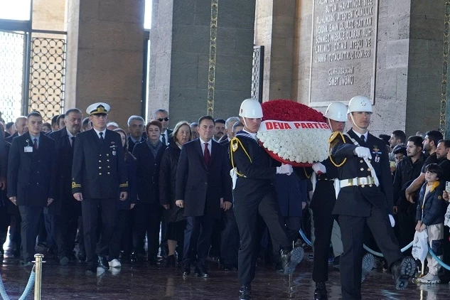 Ali Babacan, Anıtkabir Özel Defteri’ni imzaladı