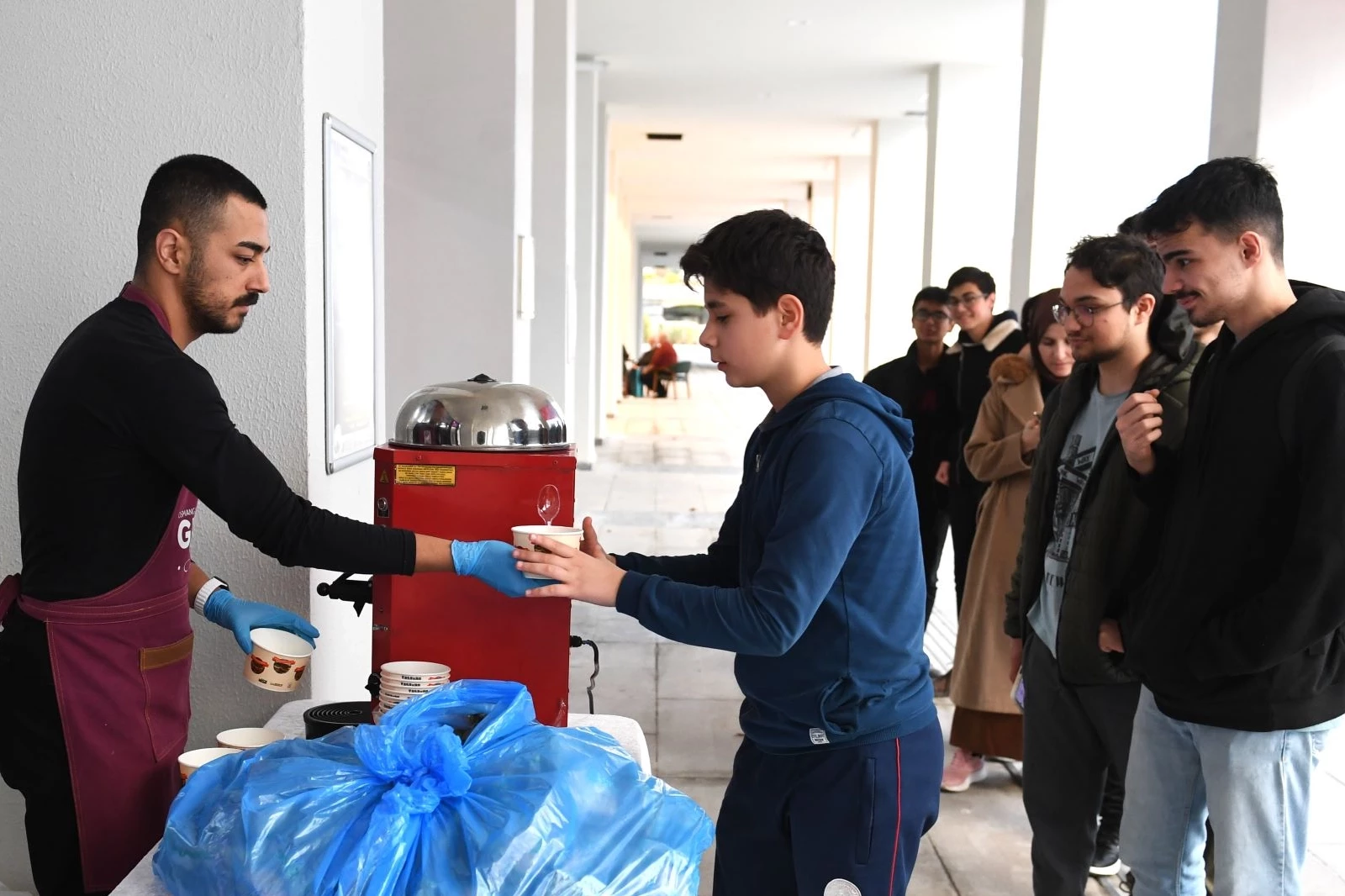 Bursa’da ders çalışan öğrencilere çorbalar Başkan Aydın’dan