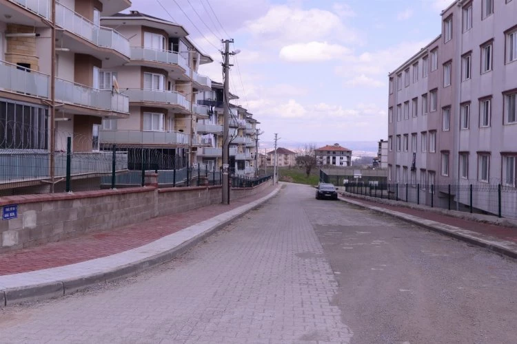 İnegöl Yeniceköy’de yol kaplama ve tretuvar çalışması