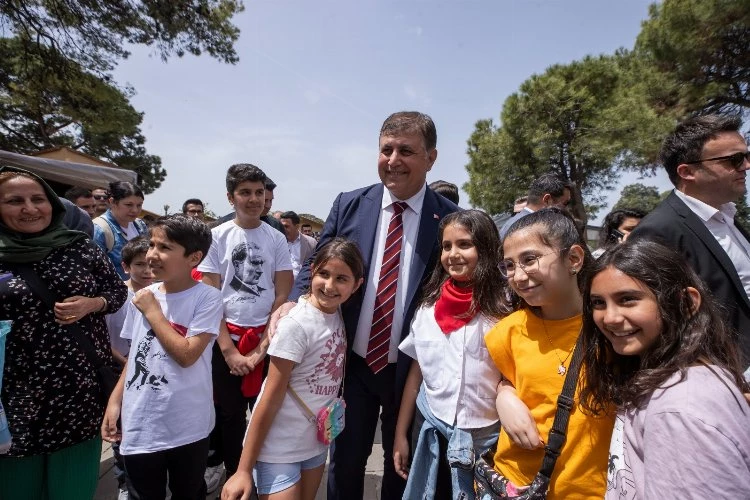 Başkan Tugay Kültürpark’ta çocuklarla bir araya geldi