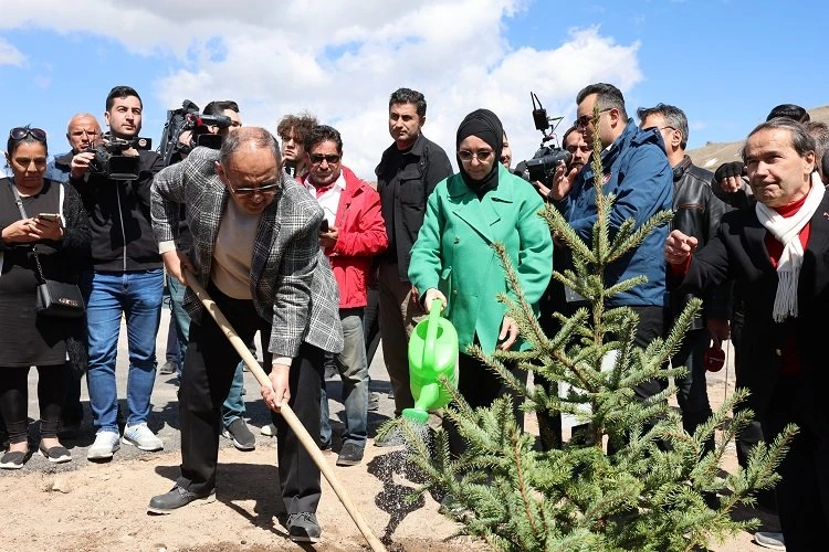 Bakan Özhaseki’den Çölleşme ve Kuraklıkla Mücadele Günü mesajı