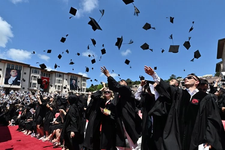 Koç Üniversitesi  30. dönem mezunlarını verdi