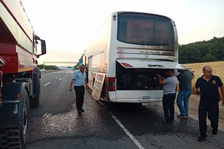 Öğrencileri taşıyan otobüsün motorunda çıkan yangın korkuttu