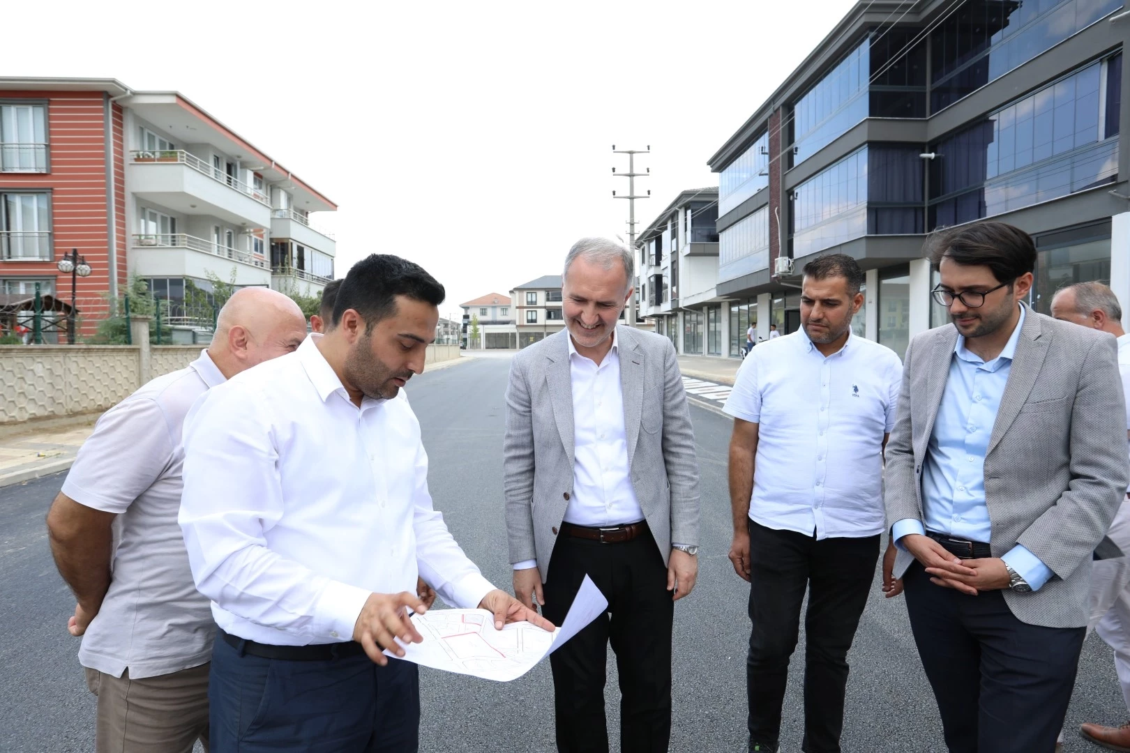 Ertuğrulgazi Mahallesinde tretuvar ve yol kaplama çalışmaları sürüyor