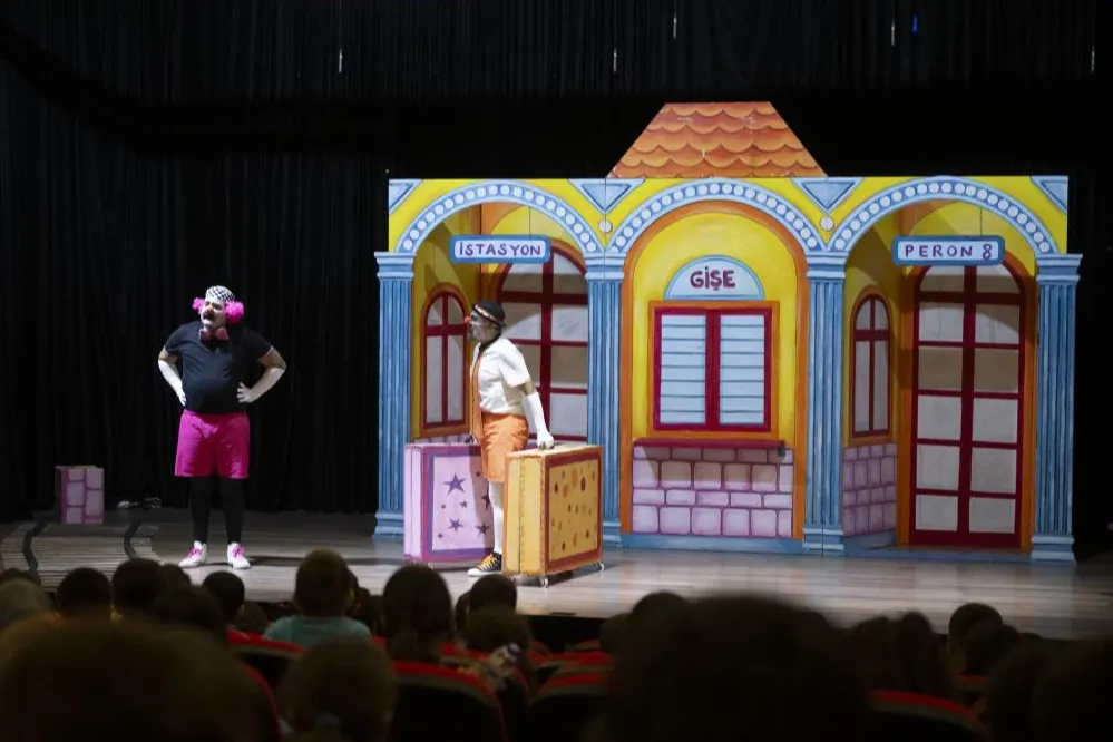 Mersin’de perdeler çocuklar için açıldı