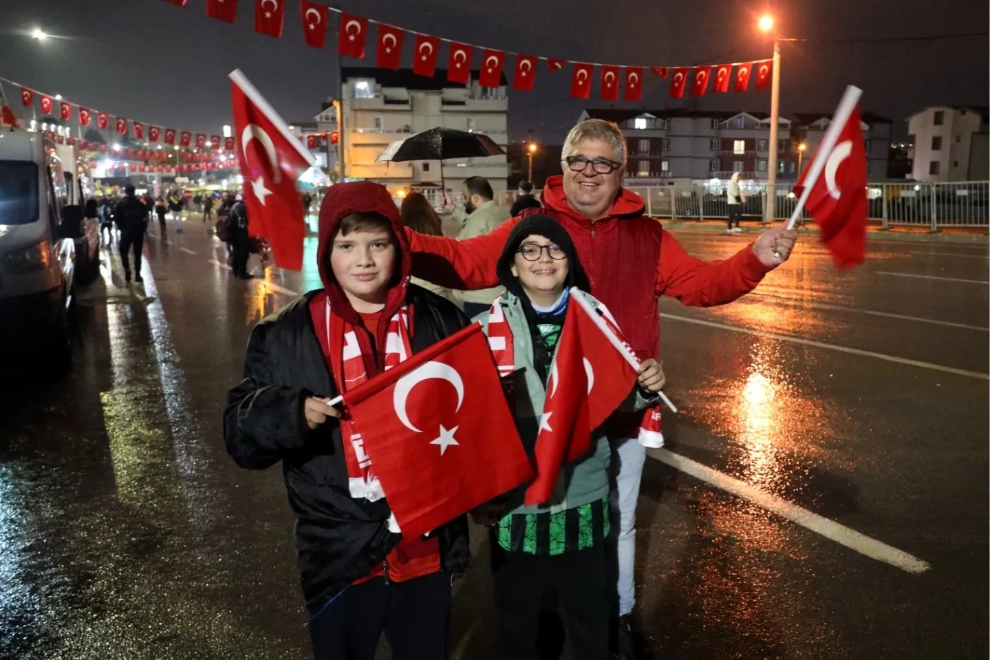 Kocaeli kırmızı beyaza büründü