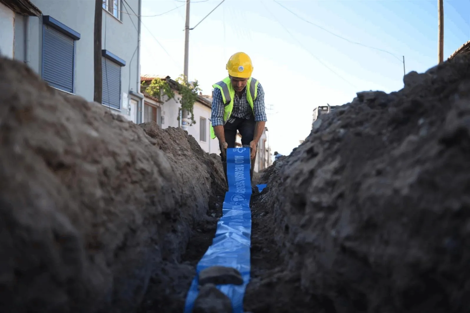 BASKİ vatandaşı 60 yıllık içme suyu hatlarından kurtardı