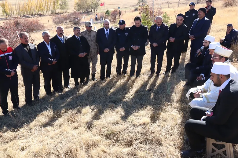 ÇİÇEKLİ KATLİAMI ŞEHİTLERİ MEZARLARI BAŞINDA ANILDI