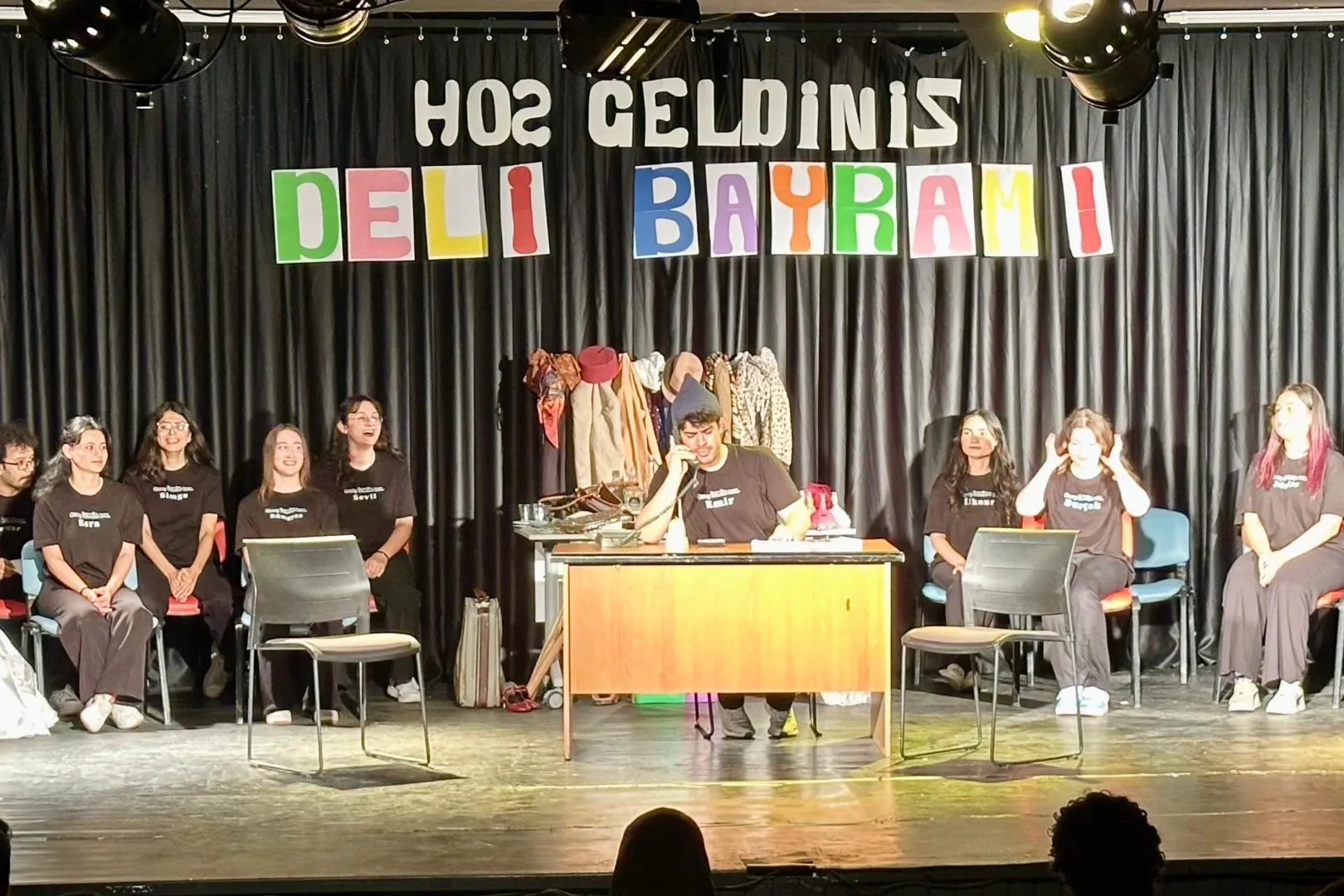 Genç İzmir’den tiyatroseverlere