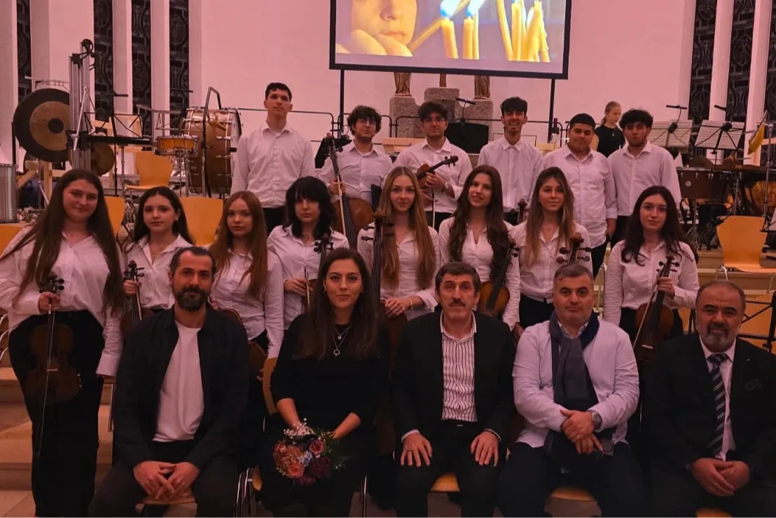 Bursa Zeki Müren Lisesi öğrencileri Avrupa’da sahneyi büyüledi