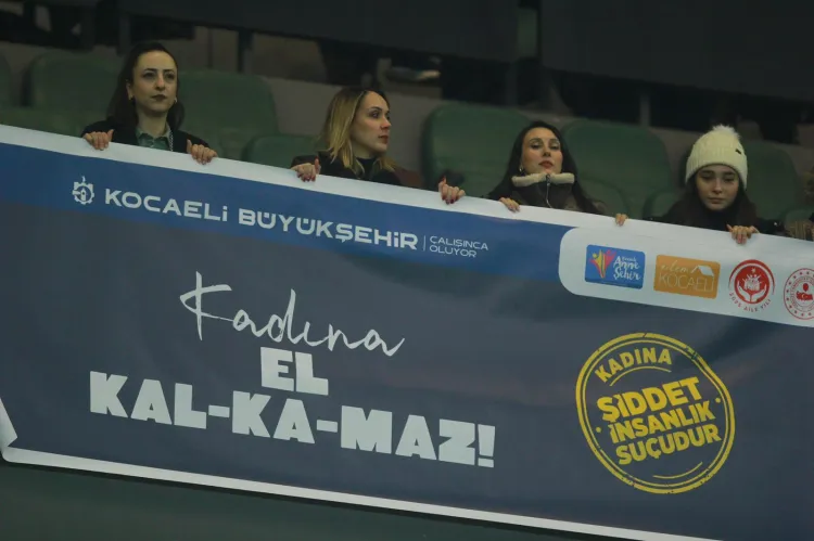 Kocaeli Stadyumu'nda futbolcular kadına şiddete karşı birleşti