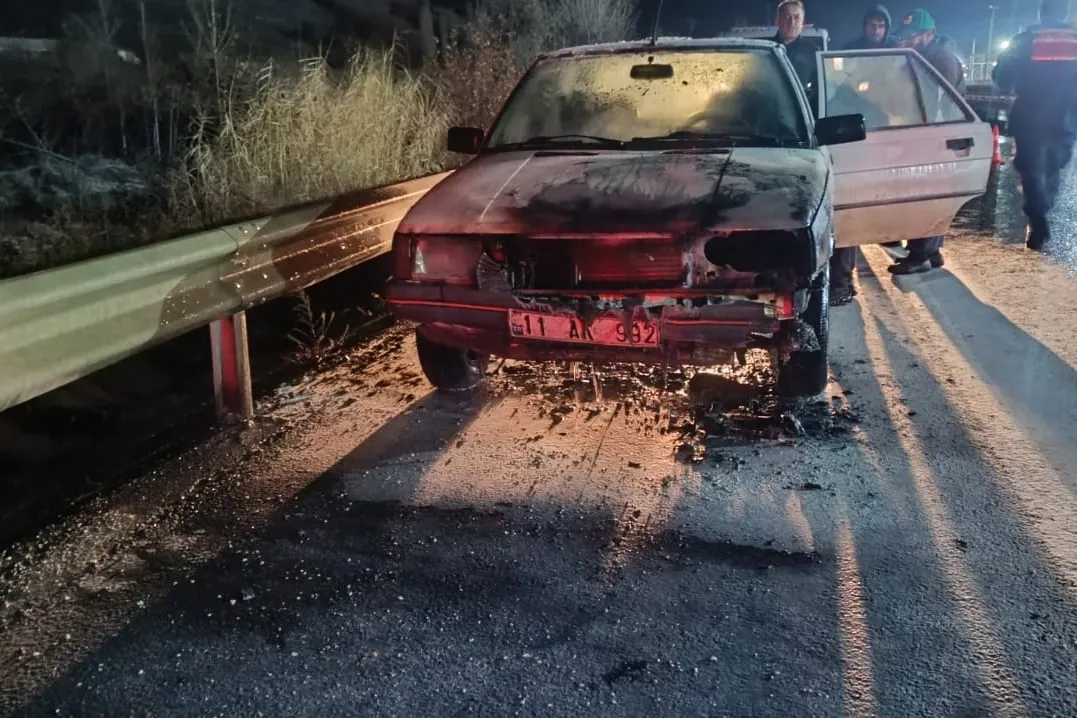 Bilecik'te seyir halindeki otomobil alev aldı!