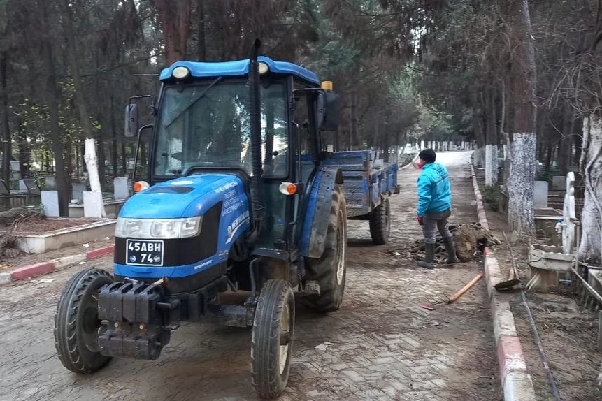 Manisa’da mezarlık bakımları aralıksız devam ediyor