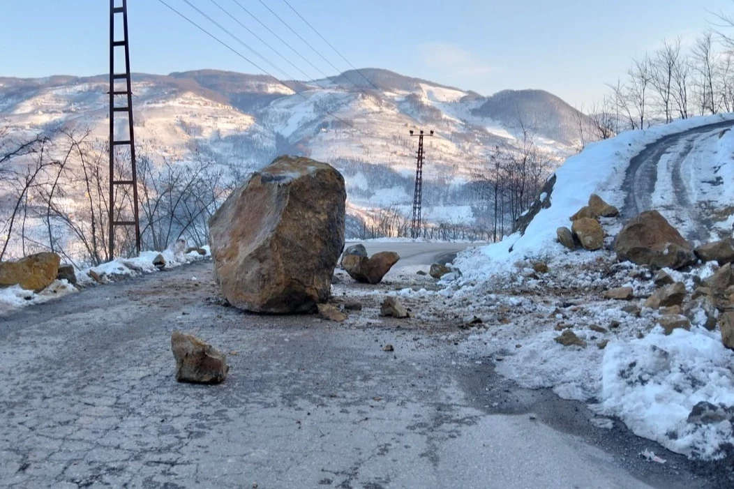 Eriyen karlar heyelanlara yol açtı