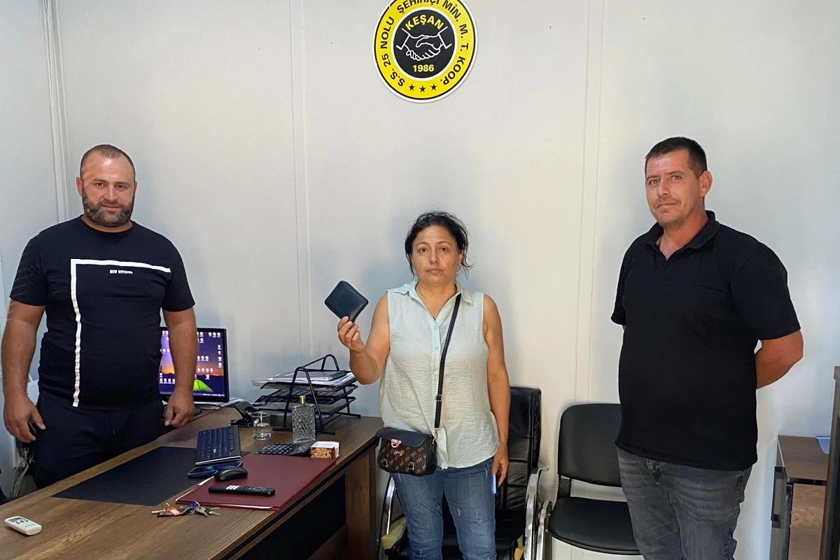 Keşan’da minibüs şoföründen örnek davranış... Unutulan cüzdanı sahibine teslim etti