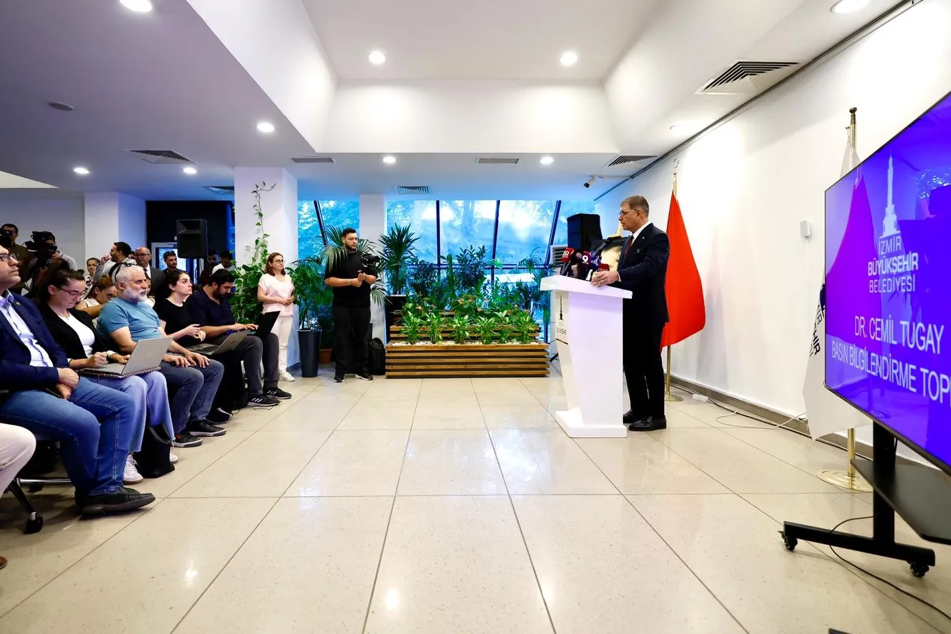 Başkan Tugay’dan kentsel dönüşüm ve atık yönetimi açıklaması