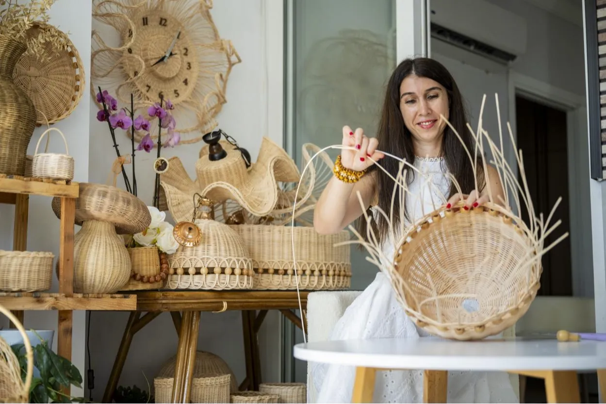 Rattan dokumayla hayatını değiştirdi