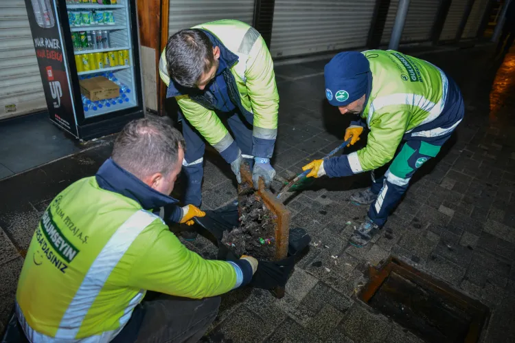 Bursa'da tarihi çarşı ve hanlarda gece mesaisi
