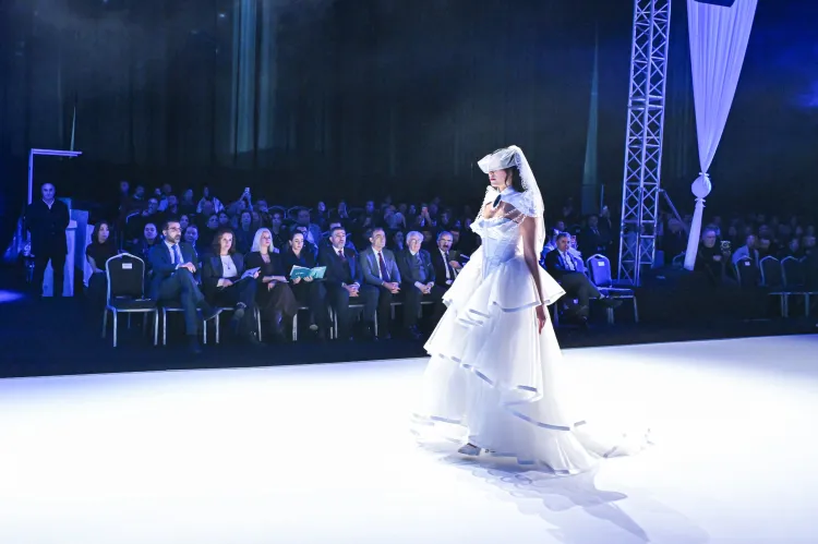 Genç tasarımcılar İzmir'de podyuma çıktı