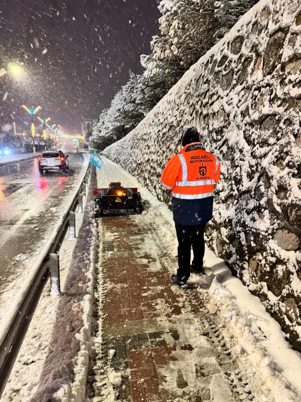 Kocaeli'de karla mücadelede robotik teknoloji