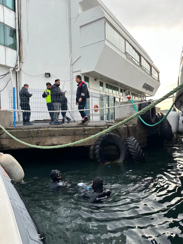 İzmir'de iskele altında sıkışan kediyi itfaiye kurtardı