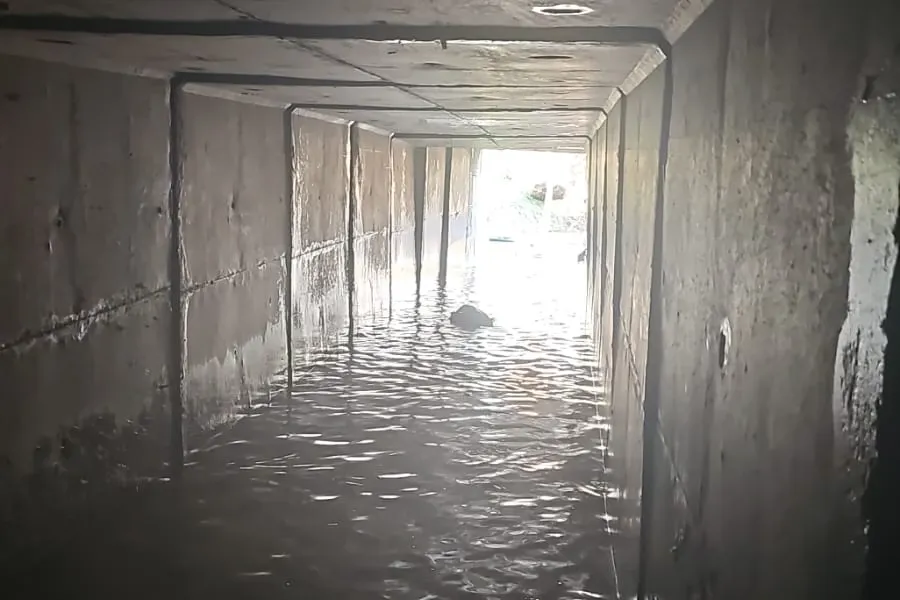 İzmir’de sağanak yağış sonrası araçlar dereye sürüklendi