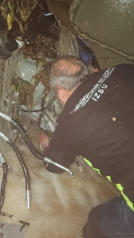 İzmir’de sağanak yağış sonrası araçlar dereye sürüklendi