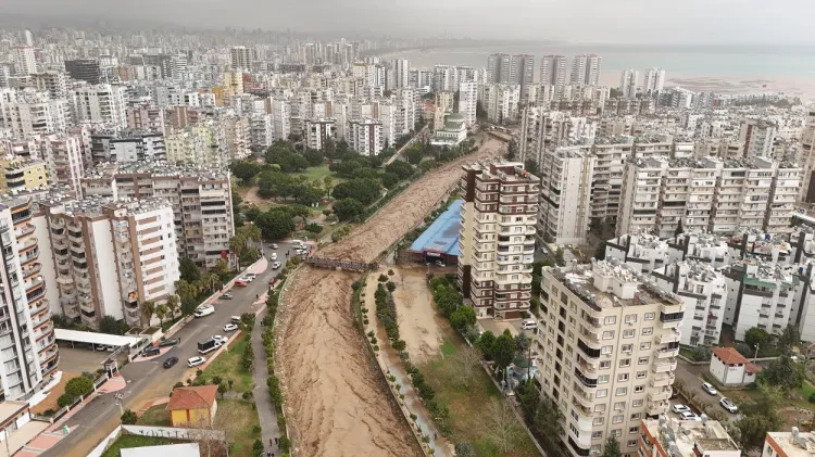 Mersin'de dere taştı, birçok araç zarar gördü