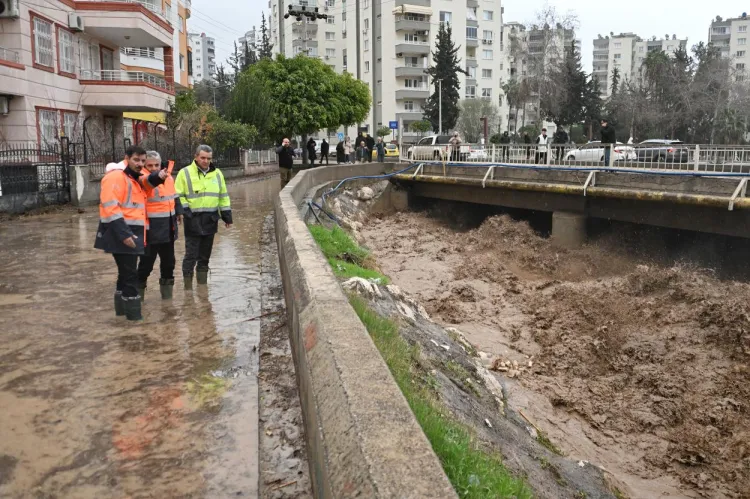 Mersin'de dere taştı, birçok araç zarar gördü