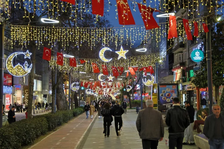 İzmit, Ramazan’ı ışıl ışıl karşılıyor