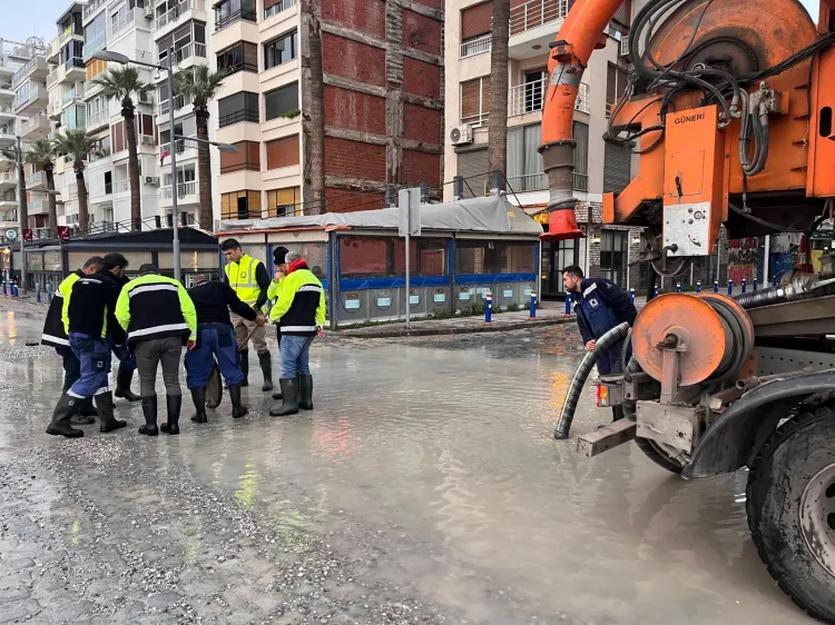 İzmir'de 50 yılda bir görülen meteorolojik tablo... Neden deniz yükseldi?