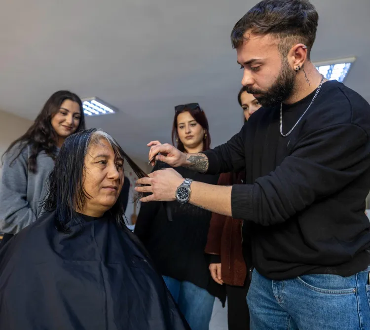 İzmir'de hem saçlar, hem kadınlar güçleniyor