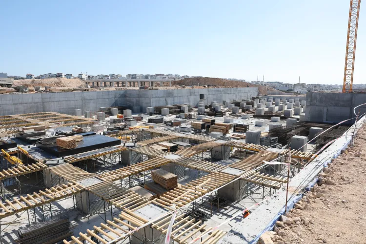 Çayırova Devlet'e deprem izolatörleri monte ediliyor