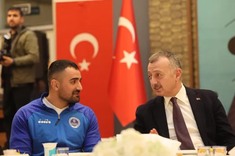 Kocaeli'de Başkan Büyükakın başarılı sporcularla iftar yaptı