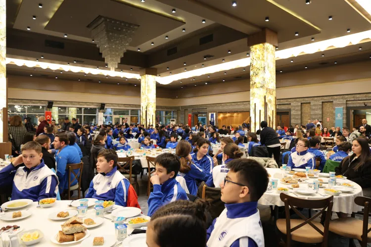 Kocaeli'de Başkan Büyükakın başarılı sporcularla iftar yaptı