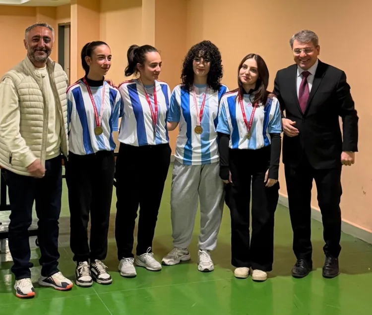 Bursa Mudanya'da masa tenisinde şampiyon Ahmet Rüştü Anadolu Lisesi