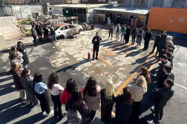 İstanbul Maltepe'de öğretmenlere yangın müdahale eğitimi verildi