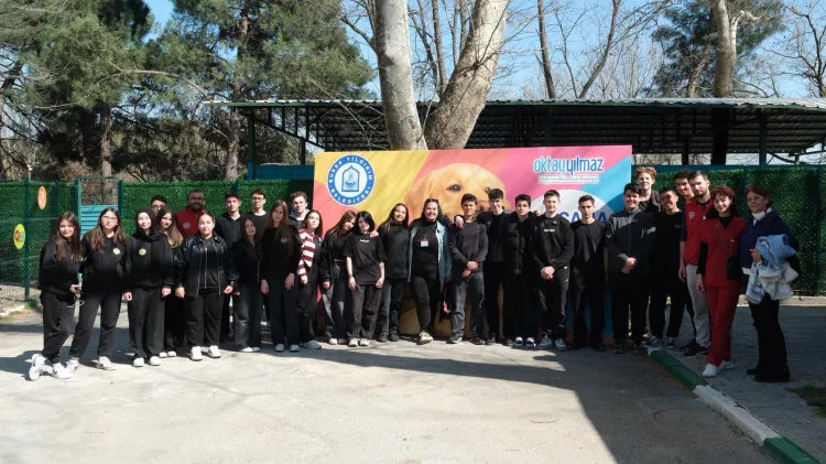 Bursa Yıldırım’da gençlerden patili dostlara sevgi ziyareti