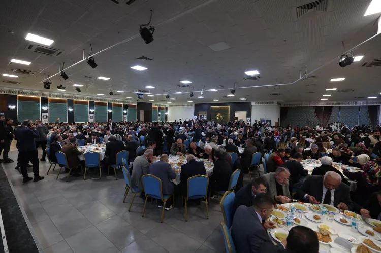 Başkan Büyükakın pazarcı esnafıyla birlikte oruç açtı