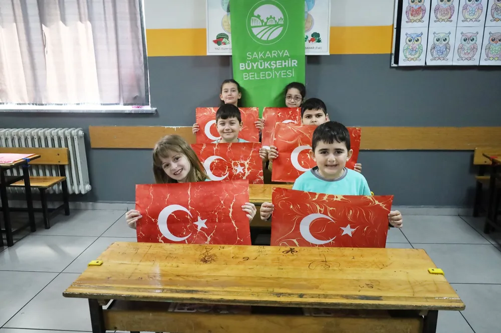 Sakarya Büyükşehir öğrencilerle milli marşı andı