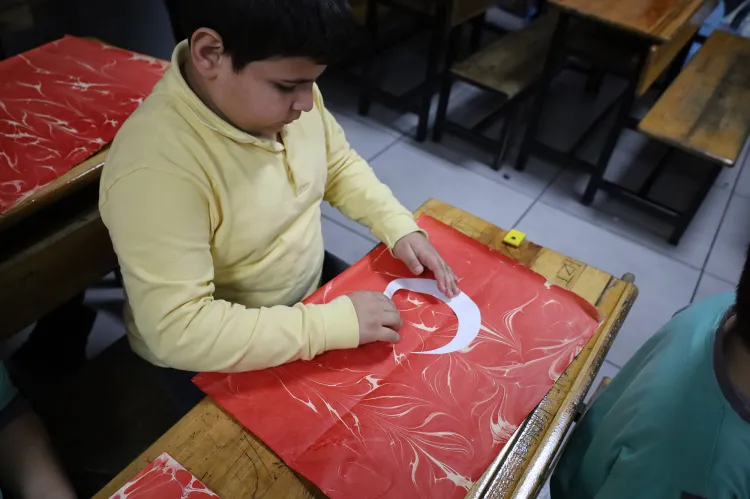 Sakarya Büyükşehir öğrencilerle milli marşı andı