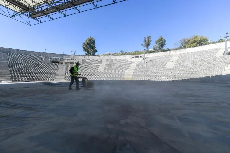 İzmir'de Aşık Veysel Amfi Tiyatro'ya yeni sezon öncesi bakım