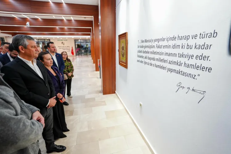 CHP lideri Özel “Sarışın Bir Kurt” sergisini gezdi