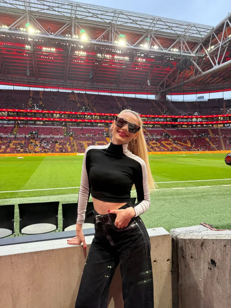 Galatasaray derbisinde VIP protokolü karıştıran gizem: Nevide Çiçek kimin için en öne indi?