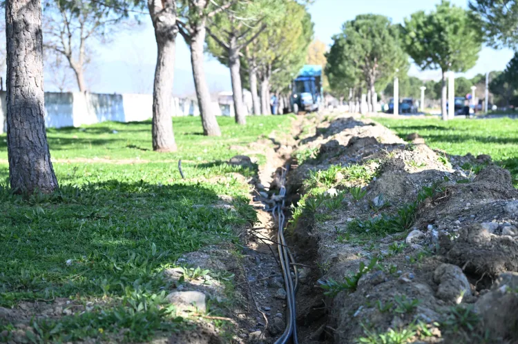 Manisa'da yeşil alanlarda akıllı sulama dönemi