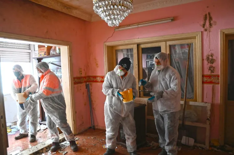 İzmir Karabağlar’da çöp ev temizlendi.. 15 kamyon atık çıkarıldı