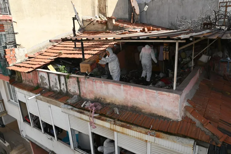 İzmir Karabağlar’da çöp ev temizlendi.. 15 kamyon atık çıkarıldı